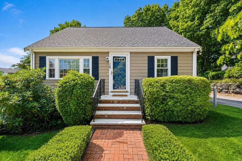 Unit for sale at 10 Curtis Cir, Canton, MA 02021
