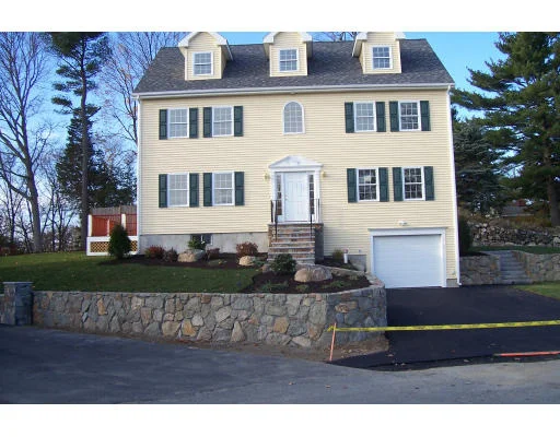 Unit for sale at 5 Lois Ln, Lynn, MA 01901