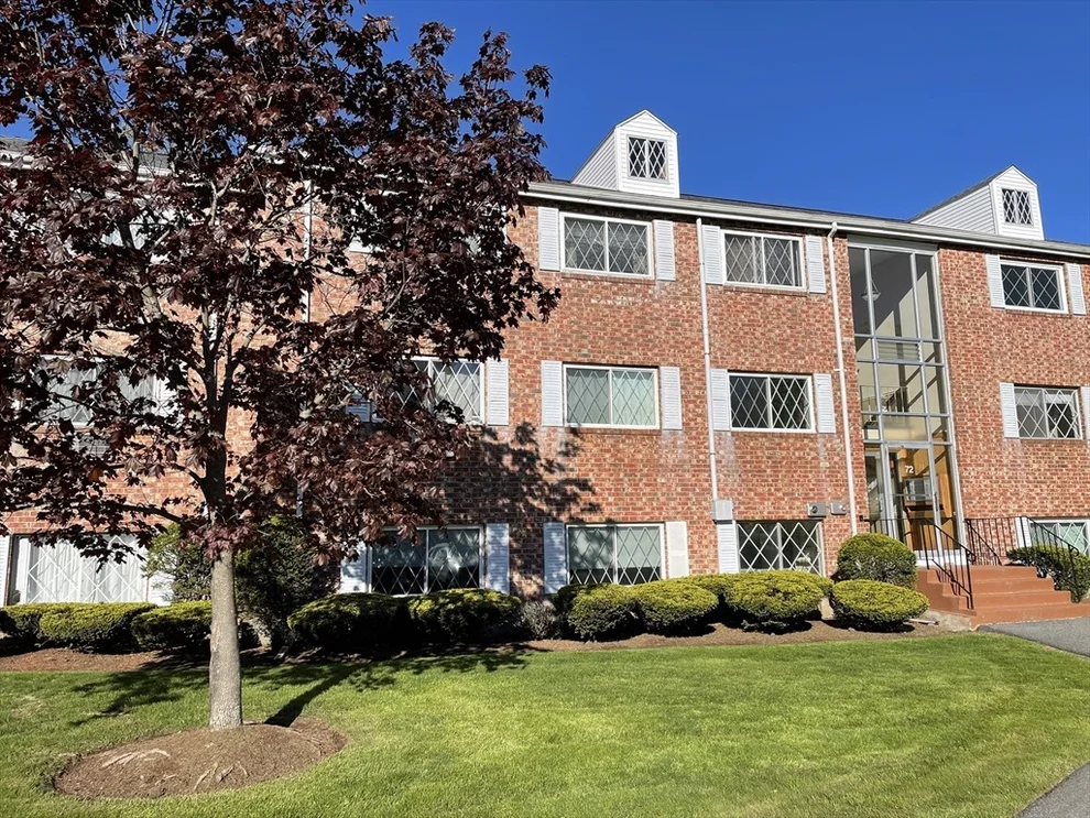 Unit for sale at 72 Fernview Ave, North Andover, MA 01845