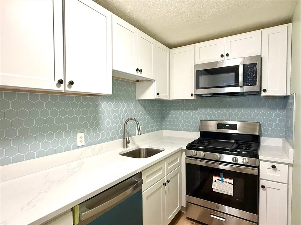 Unit for sale at 9 Kenmar Dr, Billerica, MA 01821