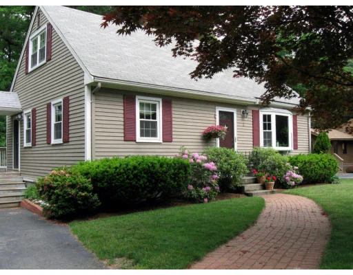Unit for sale at 2 Richard Ln, Franklin, MA 02038