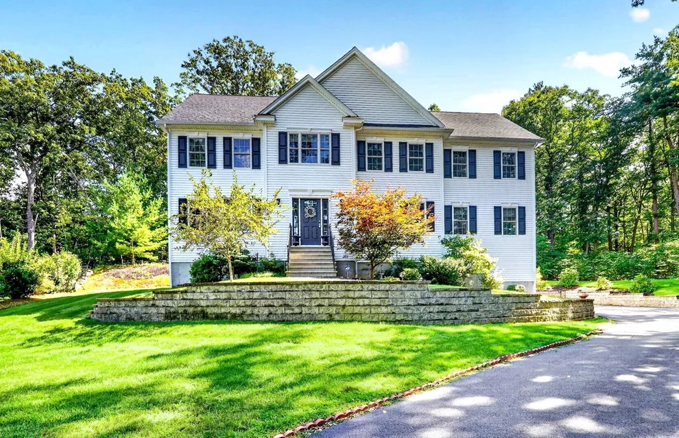 Unit for sale at 4 Murray Hill Circle, Wilmington, MA 01887