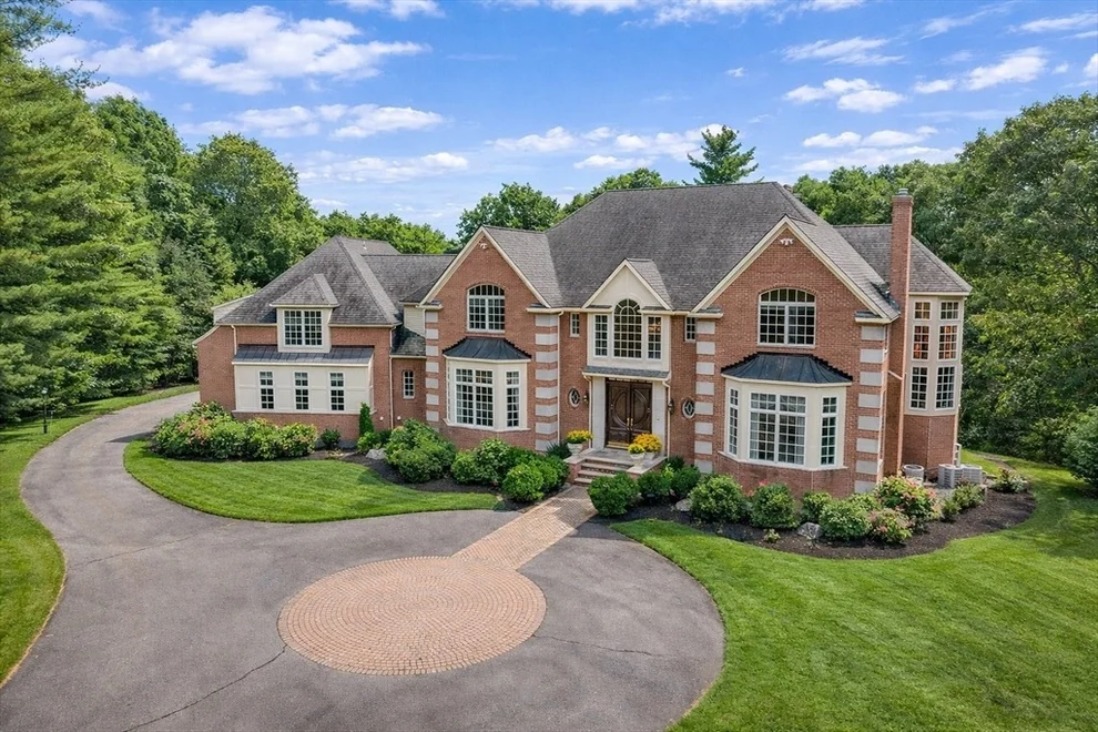 Unit for sale at 8 Stratford Way, Lincoln, MA 01773