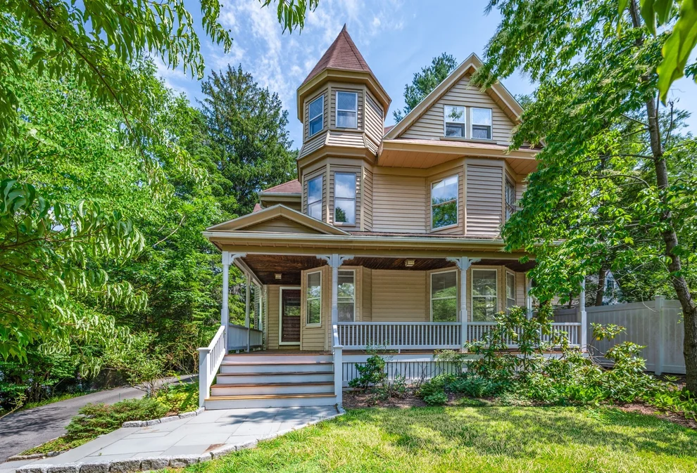 Unit for sale at 8 Cypress Rd, Wellesley, MA 02481