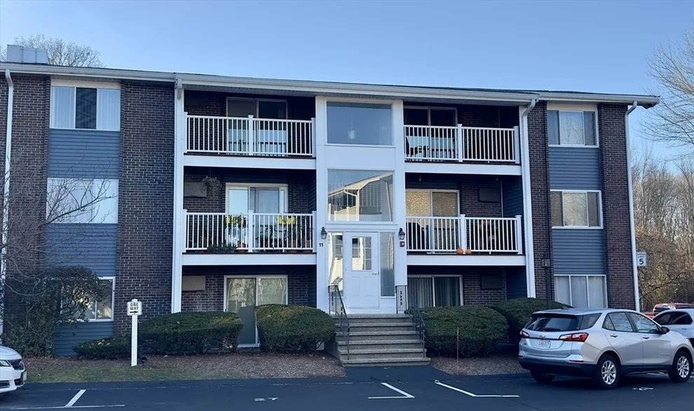 Unit for sale at 11 Woodcrest Ct, Weymouth, MA 02190