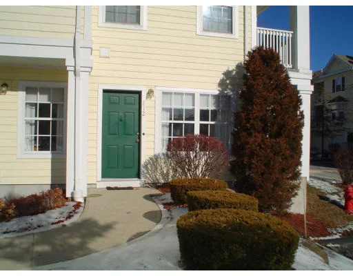 Unit for sale at 812 Gazebo Cir, Reading, MA 01867