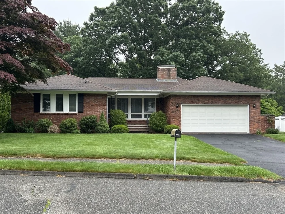 Unit for sale at 27 Chestnut Hill, South Hadley, MA 01075