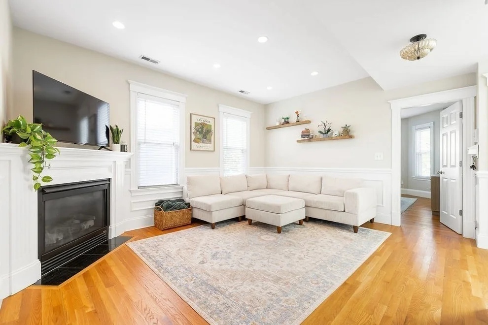 Unit for sale at 633 E 7th, Boston, MA 02127