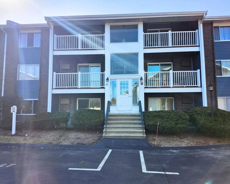 Unit for sale at 11 Woodcrest Ct, Weymouth, MA 02190
