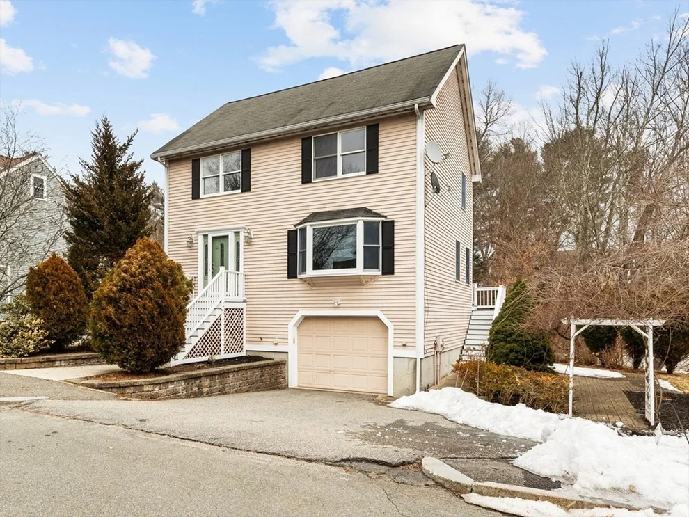 Unit for sale at 9 Dexters Ln, Wakefield, MA 01880