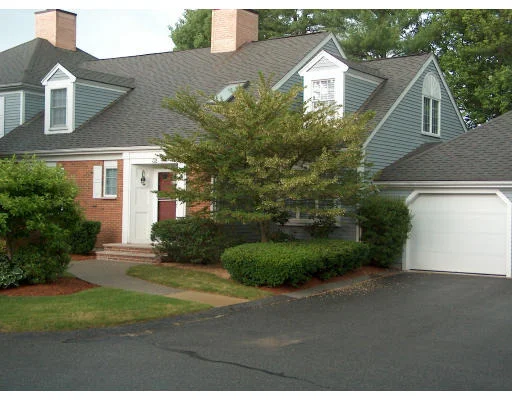 Unit for sale at 32 Meeting House Sq, Middleton, MA 01949