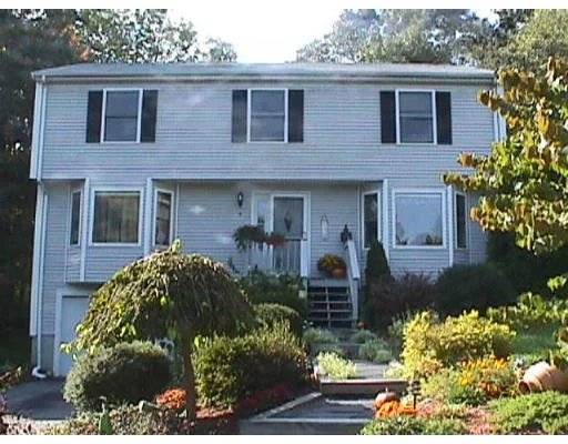 Unit for sale at 5 Stagecoach Way, Medway, MA 02053