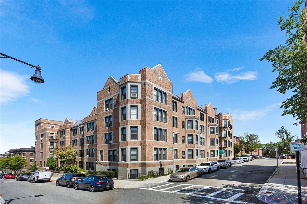 Unit for sale at 4 Commonwealth Ct, Boston, MA 02135