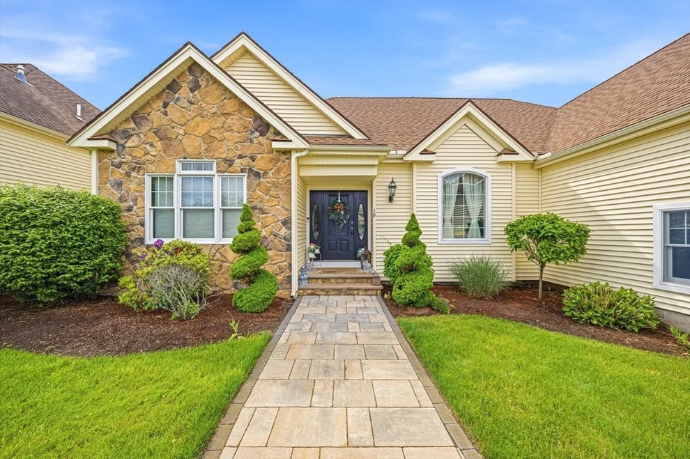 Unit for sale at 894 Liberty St, Braintree, MA 02184