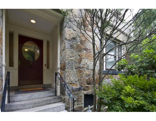 Unit for sale at 1 Regent Cir, Brookline, MA 02445