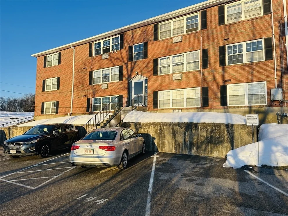 Unit for sale at 8 Tara Dr, Weymouth, MA 02188