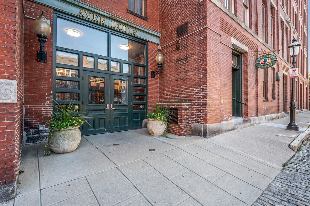 Unit for sale at 172 Middle St, Lowell, MA 01852