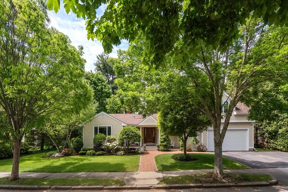 Unit for sale at 183 Old Farm Rd, Newton, MA 02459