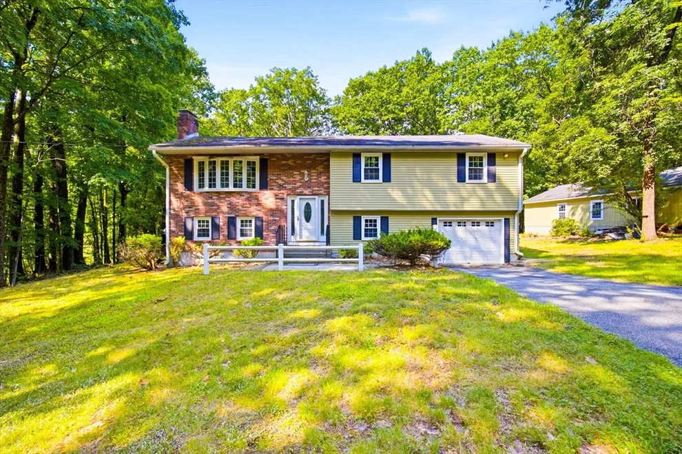 Unit for sale at 198 Hollis Rd, Lunenburg, MA 01462