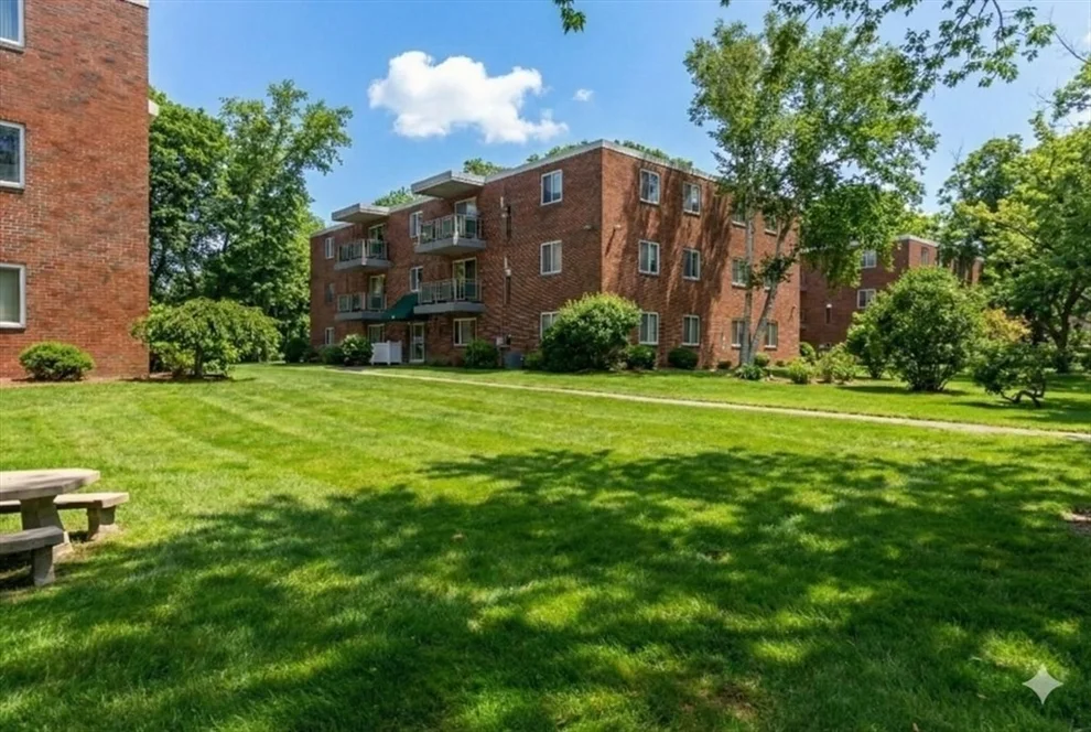 Unit for sale at 298 Commercial St, Braintree, MA 02184