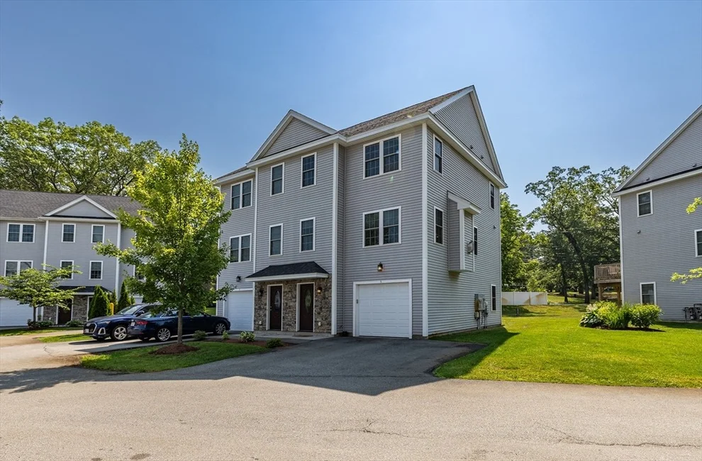 Unit for sale at 5 Collins Cir, Chelmsford, MA 01824