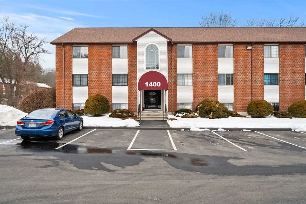 Unit for sale at 1400 Skyline Dr, Lowell, MA 01854