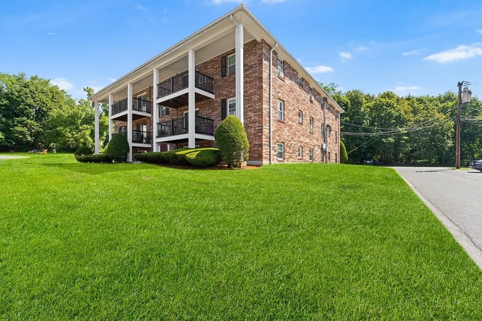Unit for sale at 3 Walker Rd, North Andover, MA 01845