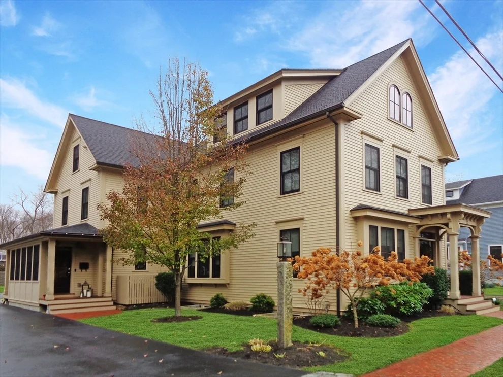 Unit for sale at 12 Oak St, Newburyport, MA 01950