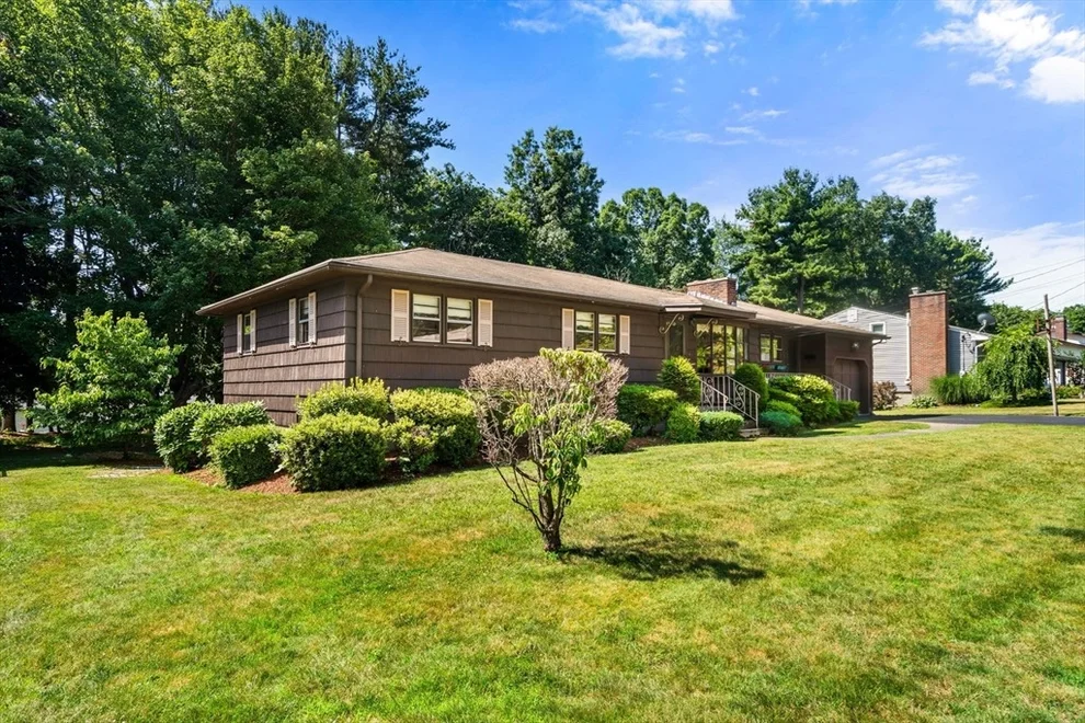 Unit for sale at 9 Pratt Ln, Shrewsbury, MA 01545