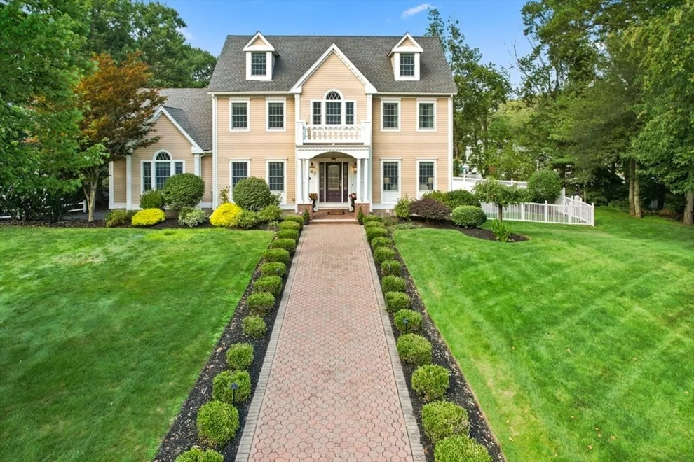 Unit for sale at 6 Stagecoach Ln, Lynnfield, MA 01940