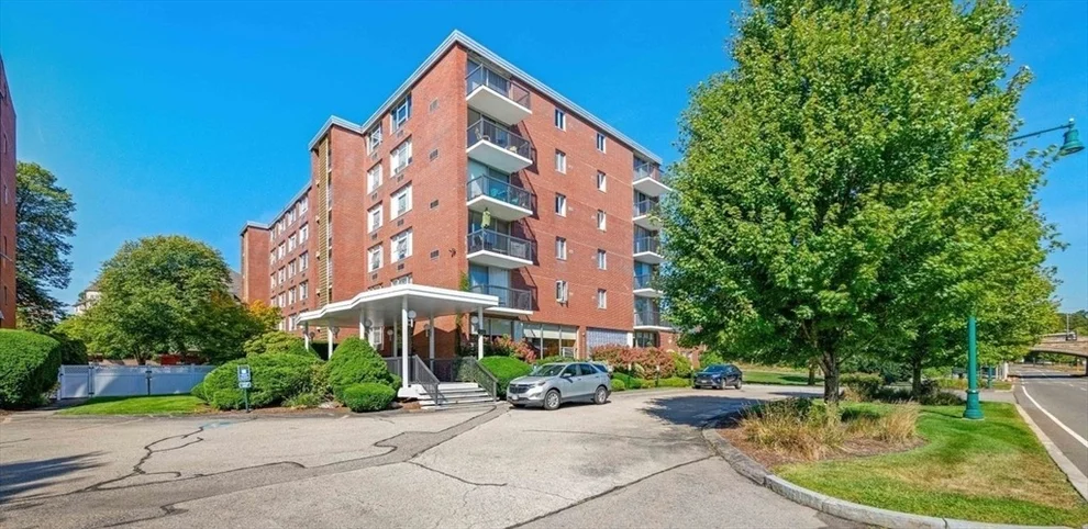 Unit for sale at 20 Hammond Pond Pkwy, Newton, MA 02467