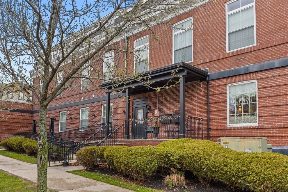 Unit for sale at 317 Main Street, Wakefield, MA 01880