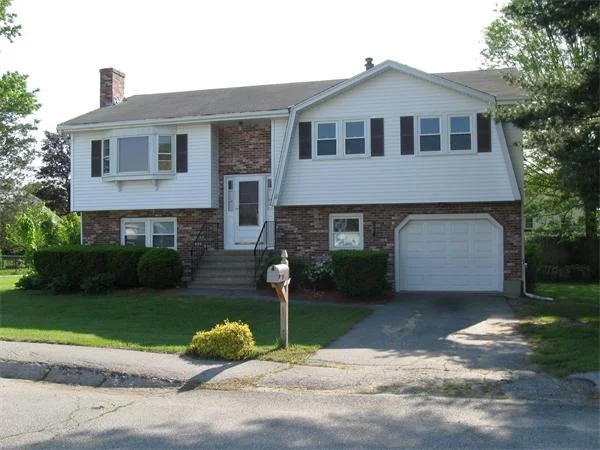 Unit for sale at 27 Brae Cir, Woburn, MA 01801