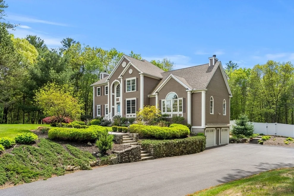 Unit for sale at 6 Bishop Ln, Middleton, MA 01949