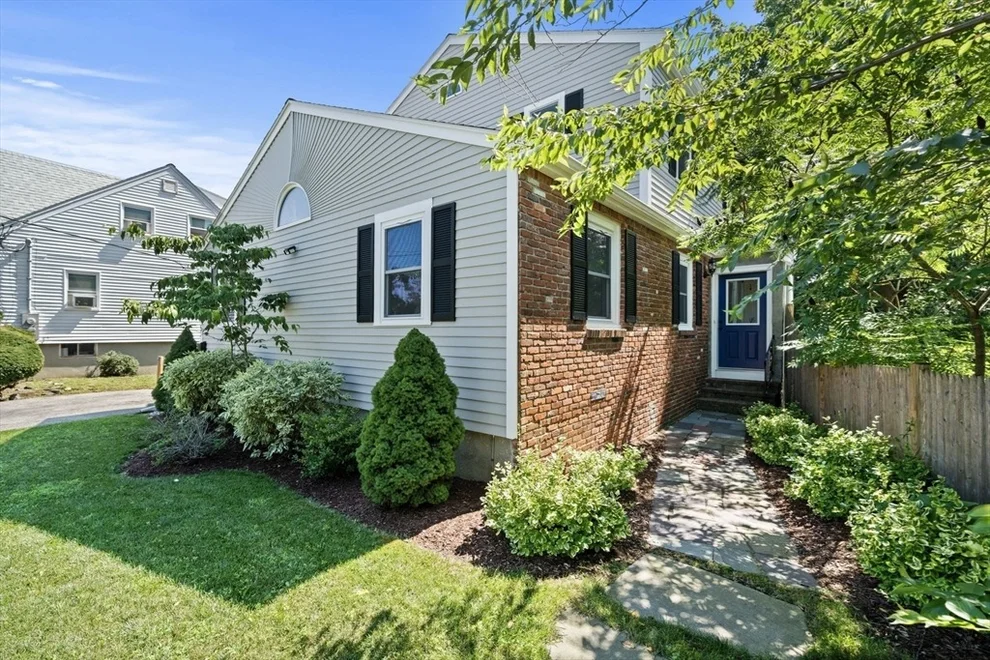 Unit for sale at 5 Macarthur Circle, Swampscott, MA 01907
