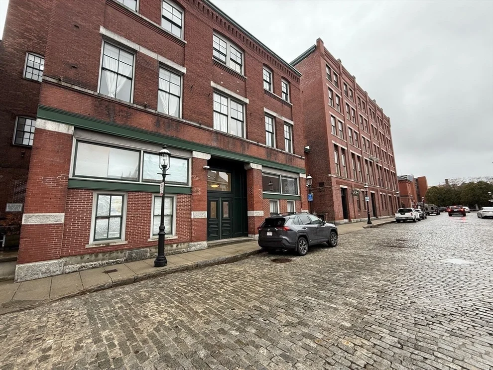 Unit for sale at 172 Middle St, Lowell, MA 01852