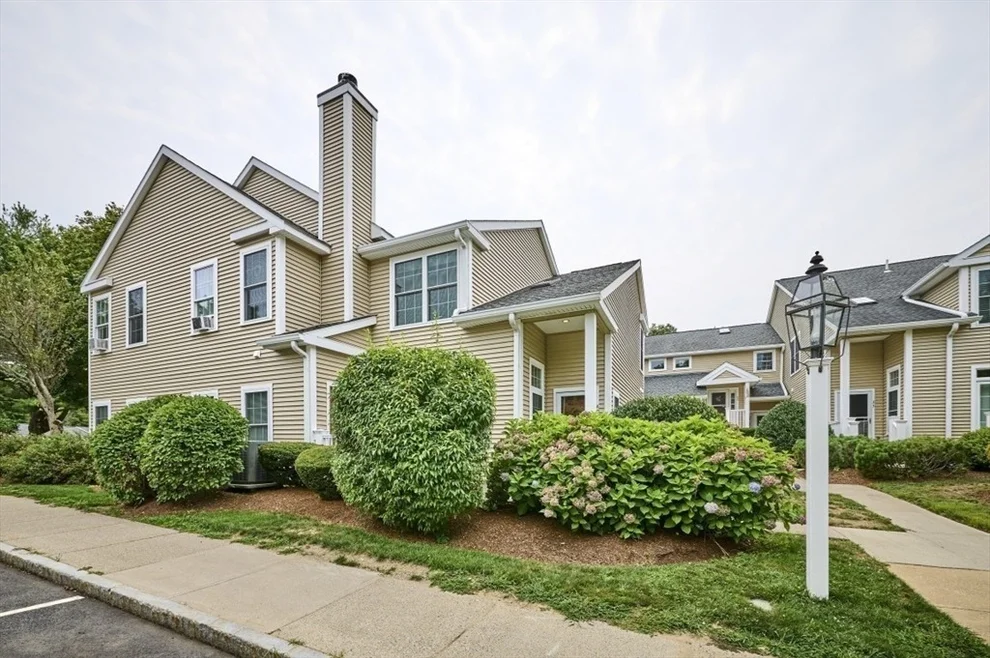 Unit for sale at 40 Bradford Commons Ln, Braintree, MA 02184