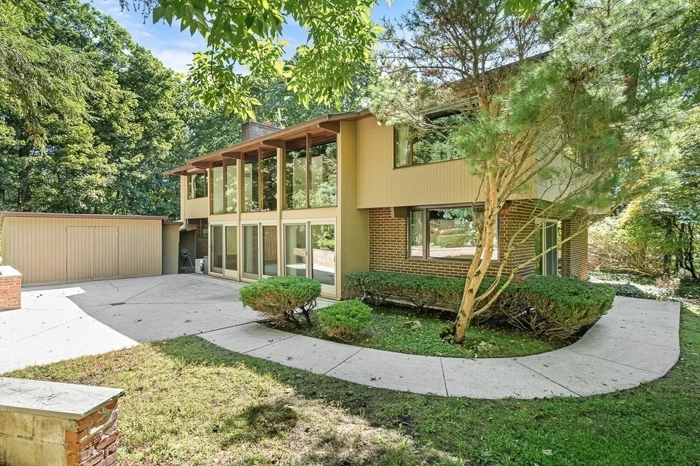 Unit for sale at 7 Arnold Rd, Wellesley, MA 02481