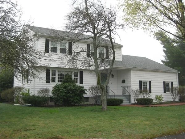 Unit for sale at 4 Bartlett Cir, Reading, MA 01867