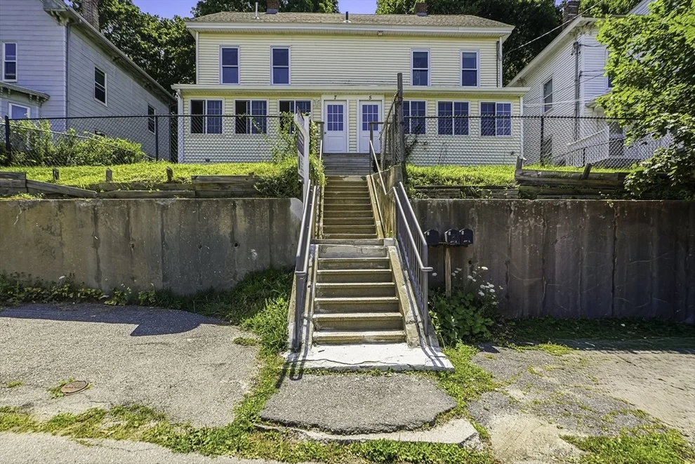 Unit for sale at 5-7 Oak St, Clinton, MA 01510