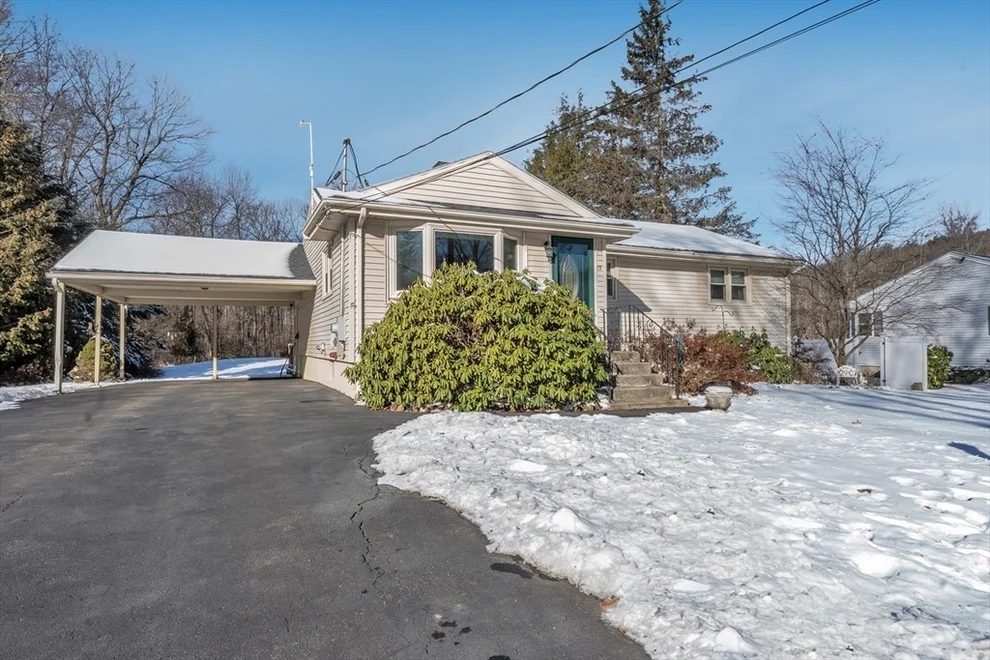 Unit for sale at 15 Briarcliff Lane, Paxton, MA 01612