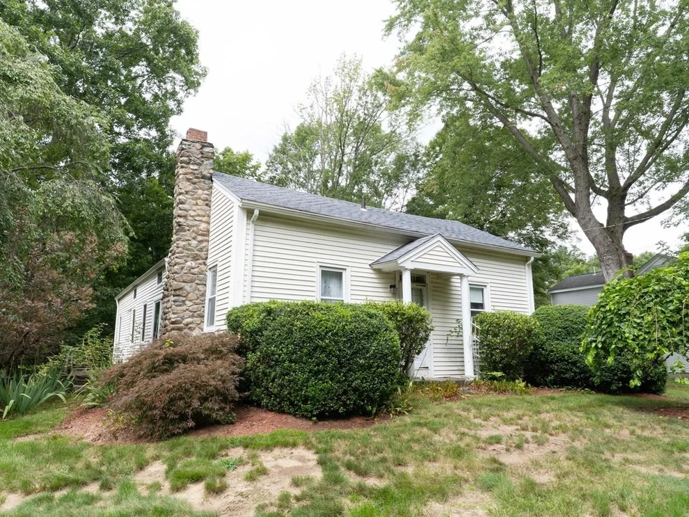 Unit for sale at 7 Huguenot Rd, Oxford, MA 01540