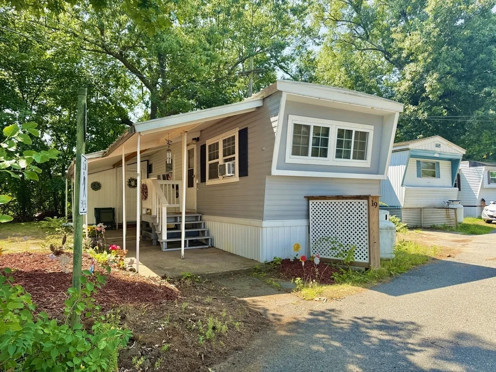 Unit for sale at 404 Southwick Rd, Westfield, MA 01085