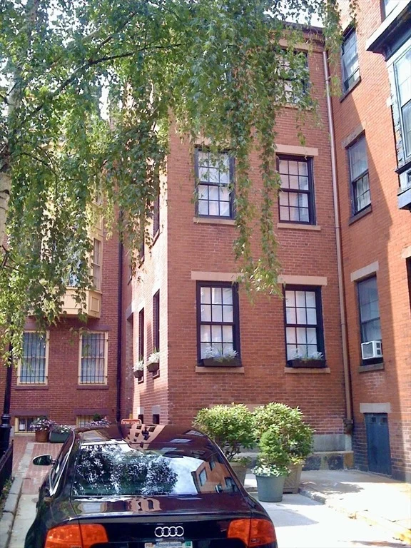 Unit for sale at 14 Lindall Pl, Boston, MA 02114