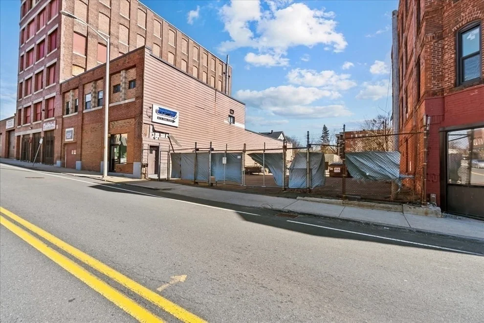 Unit for sale at 519-523 Worthington St, Springfield, MA 01105