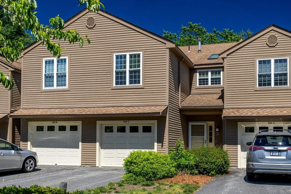 Unit for sale at 909 Ridgefield Cir, Clinton, MA 01510
