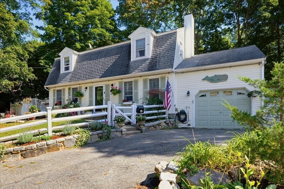 Unit for sale at 4 Brierwood Ct, Gloucester, MA 01930