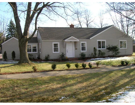 Unit for sale at 634 Saw Mill Brook Pkwy, Newton, MA 02459