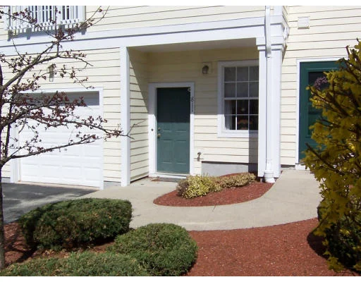 Unit for sale at 811 Gazebo Cir, Reading, MA 01867