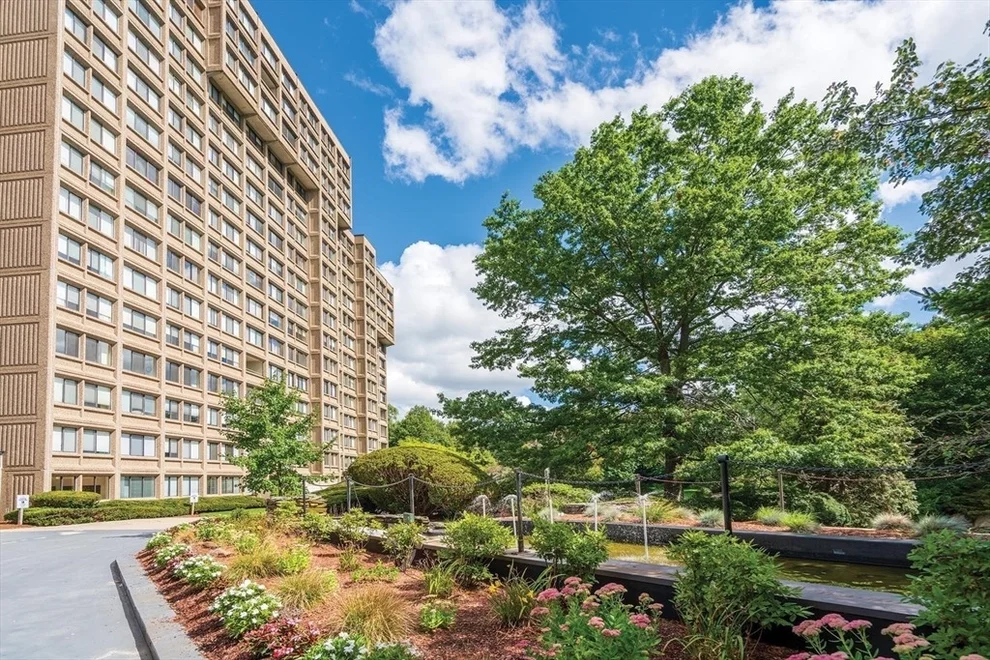 Unit for sale at 250 Hammond Pond Pkwy, Newton, MA 02467